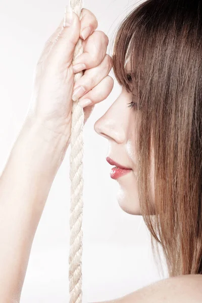Brunette dívka drží na laně — Stock fotografie