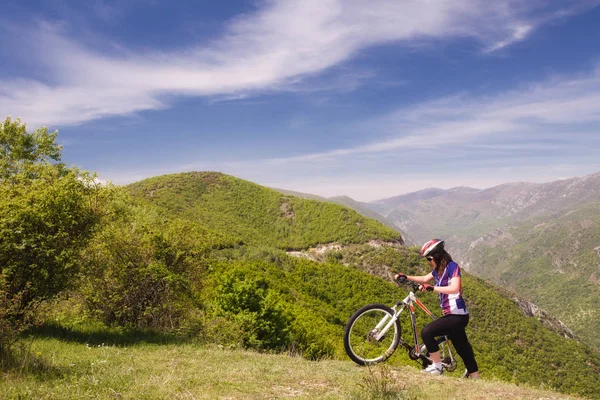 Mountainbike girl in nature — Stock fotografie