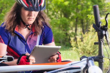 Mountainbiker doğada onun tablet ile