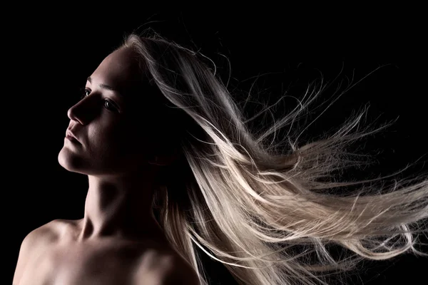 Menina loira com cabelo ventoso — Fotografia de Stock