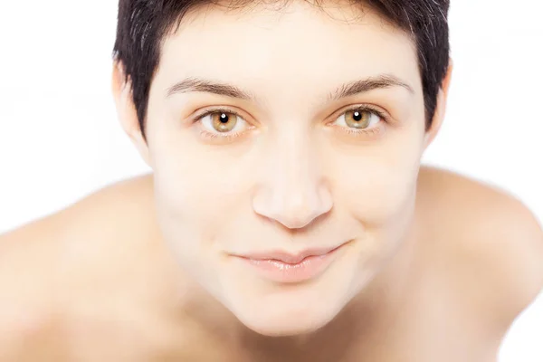 Ragazza con i capelli corti sorridente — Foto Stock