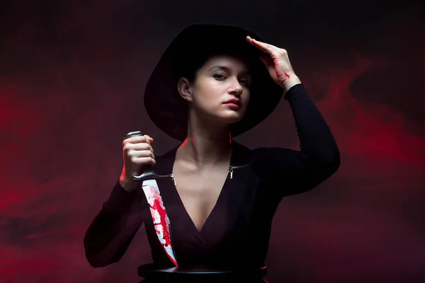 Menina com um enorme portait faca sangrenta — Fotografia de Stock
