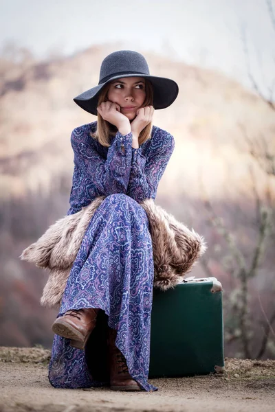 Bella ragazza con caso vintage su un Dirtroad — Foto Stock