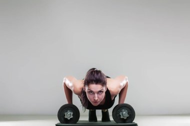 ağırlıklar ile push up