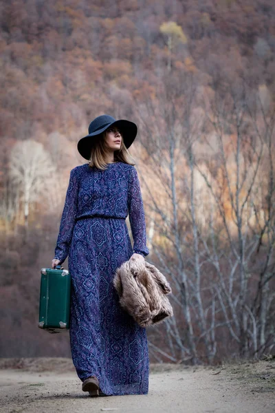 Bella ragazza con caso vintage su un Dirtroad — Foto Stock