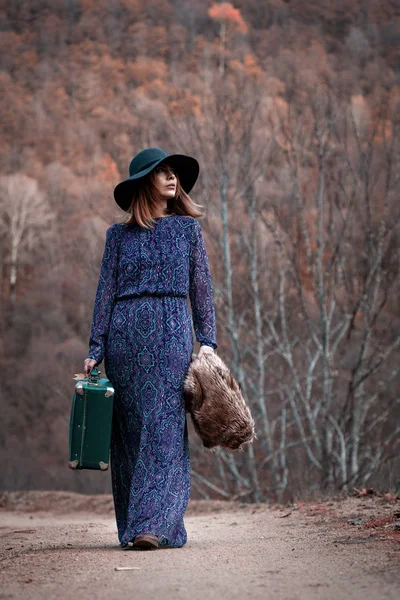 Bella ragazza con caso vintage su un Dirtroad — Foto Stock