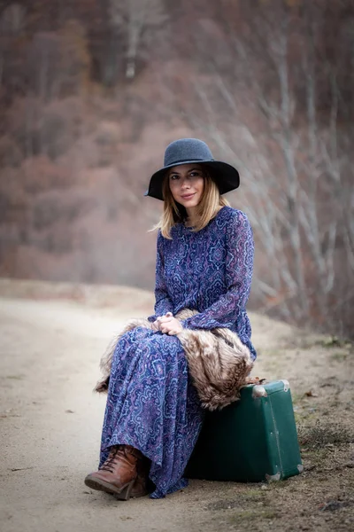 Bella ragazza con caso vintage su un Dirtroad — Foto Stock