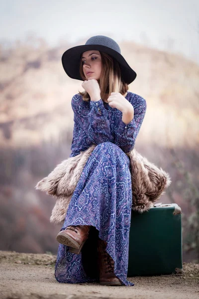 Bella ragazza con caso vintage su un Dirtroad — Foto Stock