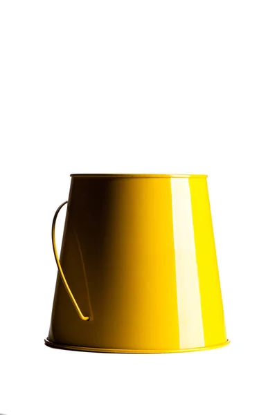 Желтое ведро, изолированное — стоковое фото