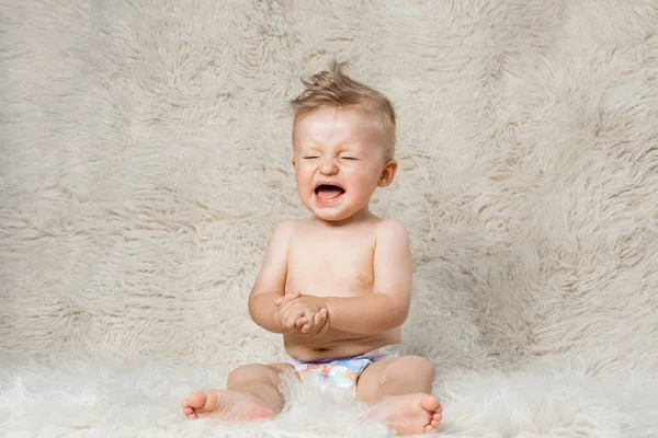 Llorando bebé niño en shaggy lana casera manta —  Fotos de Stock