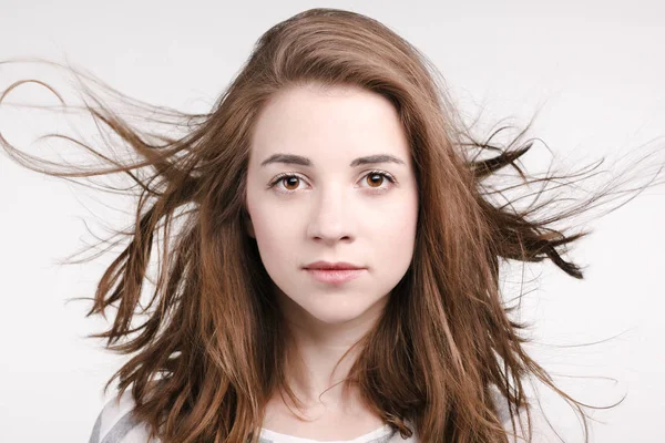 Retrato de uma menina bonita com cabelo ondulado — Fotografia de Stock
