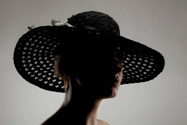 Silhouette ragazza ritratto con un cappello — Foto Stock