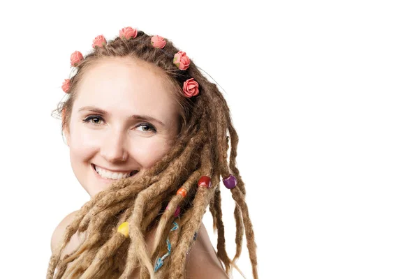 Ευτυχισμένος κορίτσι με dreadlocks — Φωτογραφία Αρχείου