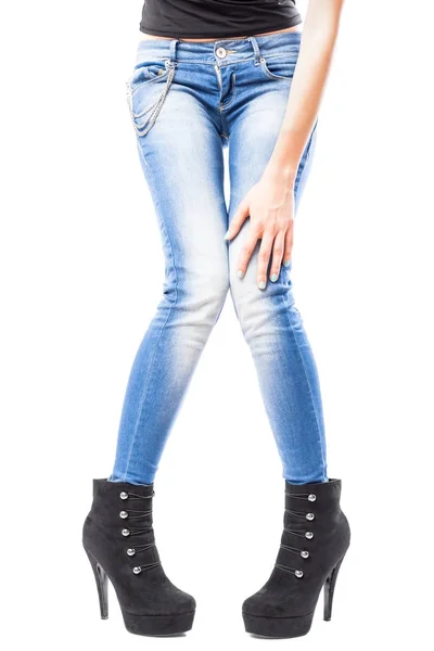 Mano y piernas femeninas en jeans y tacones altos —  Fotos de Stock