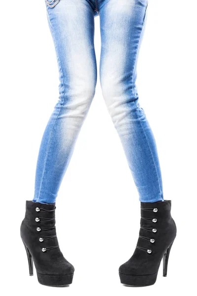 Kvinnliga ben i jeans och höga klackar — Stockfoto