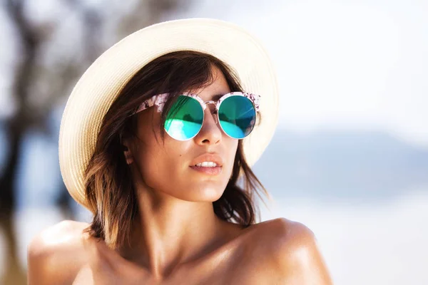 Menina bonita posando em uma praia — Fotografia de Stock