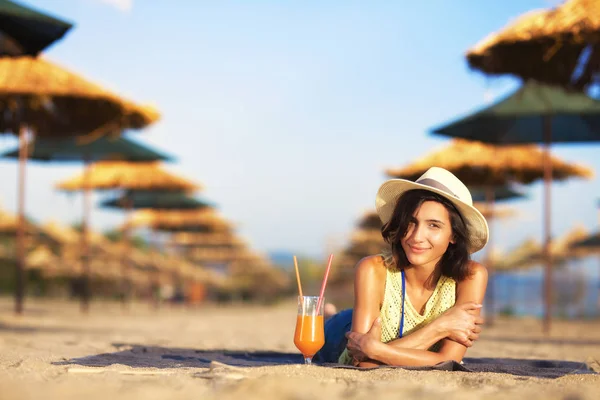 Menina com coquetel em uma praia — Fotografia de Stock