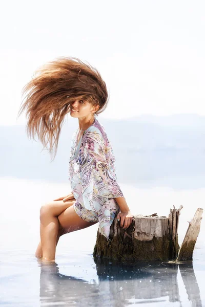 Menina sexy na água brincando com seu cabelo — Fotografia de Stock