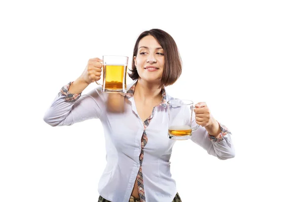 Menina com copos de cerveja — Fotografia de Stock