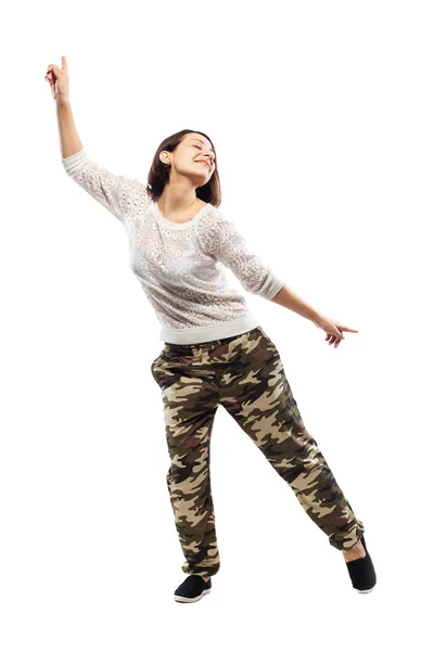 Tanzendes Mädchen in Camouflage-Hosen — Stockfoto