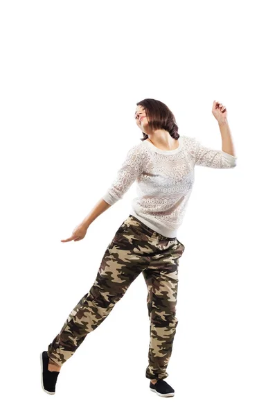 Tanzendes Mädchen in Camouflage-Hosen — Stockfoto