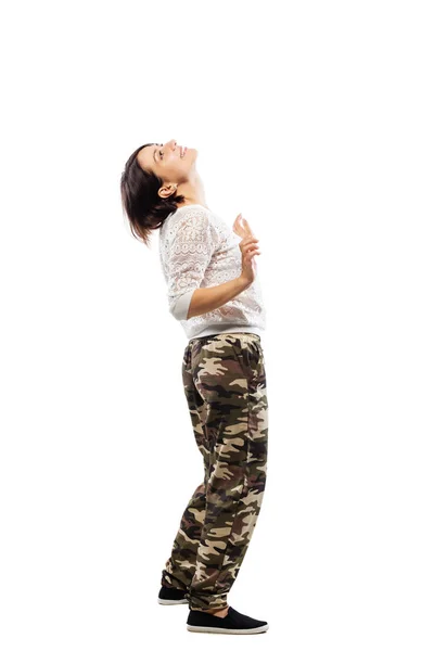 Tanzendes Mädchen in Camouflage-Hosen — Stockfoto