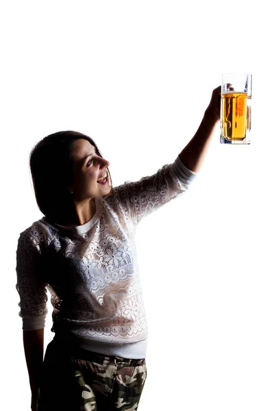 Fröhliches Mädchen jubelt mit Bierkrug — Stockfoto