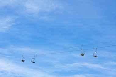 Mavi gökyüzü karşı sandalye teleferik