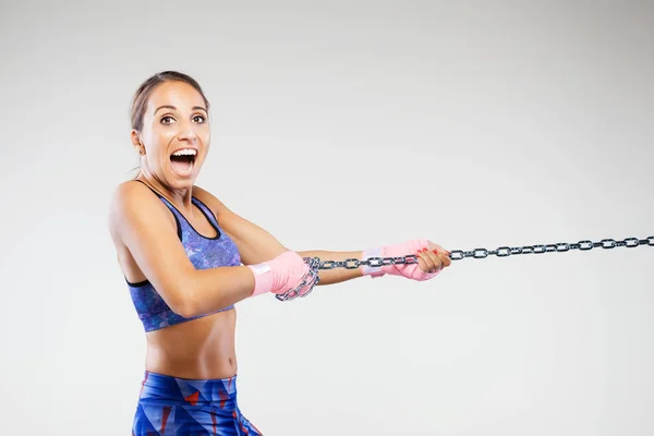 Menina kickboxer com uma corrente — Fotografia de Stock