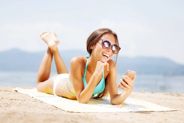 Girl taking selfie on a beach — Stock Photo, Image