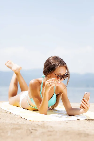 Girl taking selfie on a beach — Stock Photo, Image