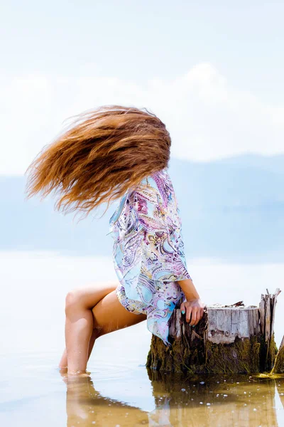 Menina sexy na água brincando com seu cabelo — Fotografia de Stock