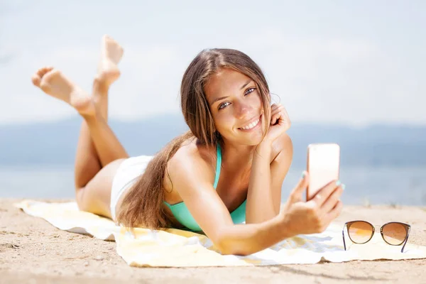 Sexy Girl Smartphone Taking Selfie While Sunbathing Beach — Stock Photo, Image