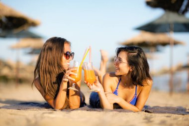 seksi kızlar eğleniyor bir kumsalda