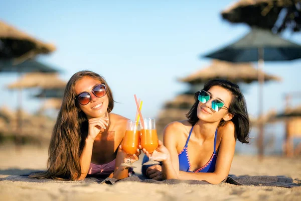 Сексуальные девушки веселятся на пляже — стоковое фото