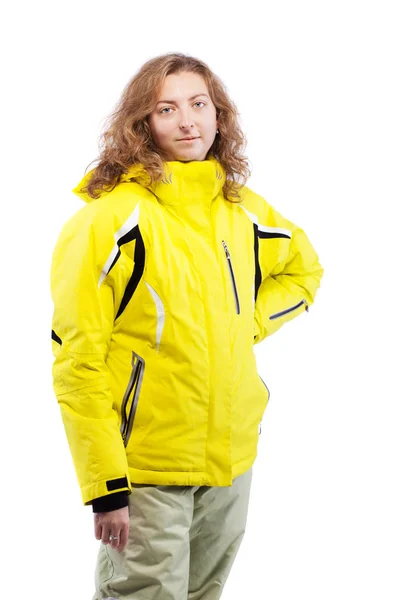 Esquiador feminino em casaco amarelo — Fotografia de Stock