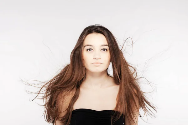 Rüzgarlı saçlı güzel esmer kız — Stok fotoğraf