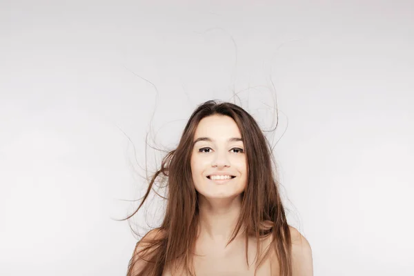 Schöne brünette Mädchen mit windigen Haaren — Stockfoto