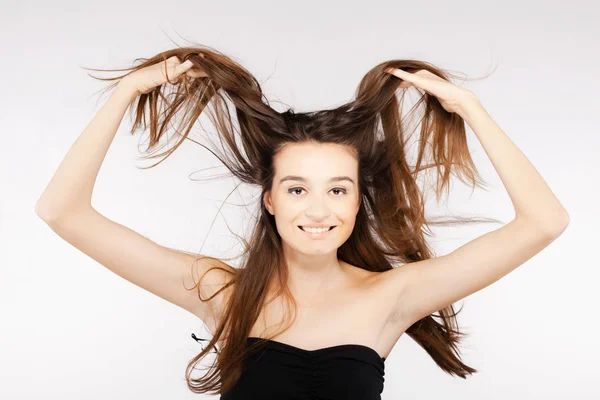 Mooie brunette meisje met winderige haren — Stockfoto