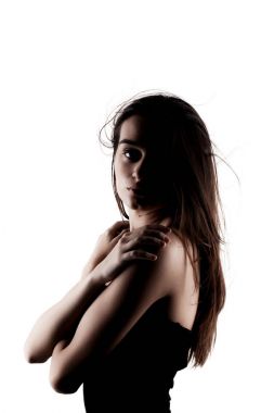 rüzgarlı saçlı güzel esmer kız