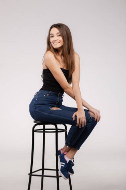 bir sandalye portre üzerinde güzel Bayan