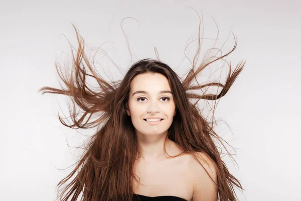 Linda menina morena com cabelo ventoso — Fotografia de Stock