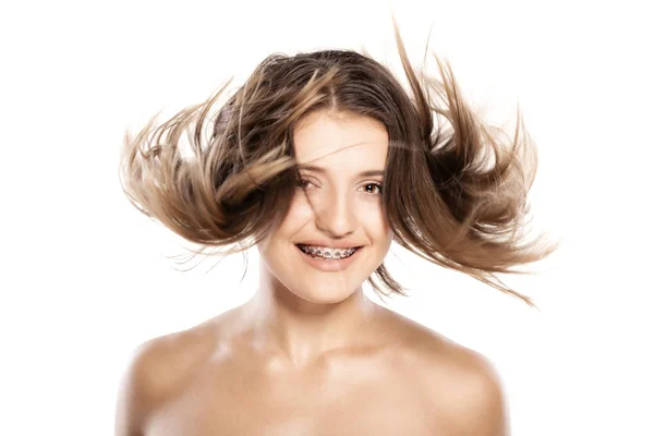 Attraktiv ung flicka withh blåsigt hår — Stockfoto