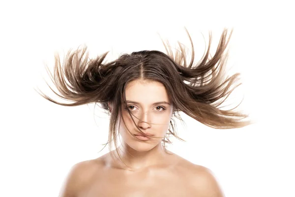 Attraente ragazza con i capelli ventosi — Foto Stock