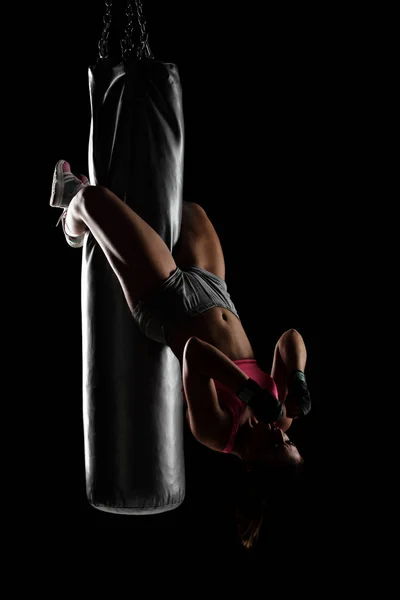 Chica colgando en una bolsa de boxeo — Foto de Stock