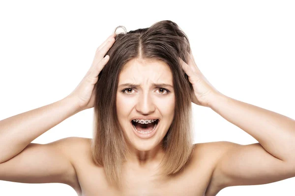 Chica con frenillos gritando —  Fotos de Stock