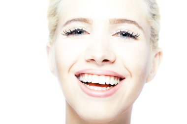 gülümseyen güzel sarışın kız