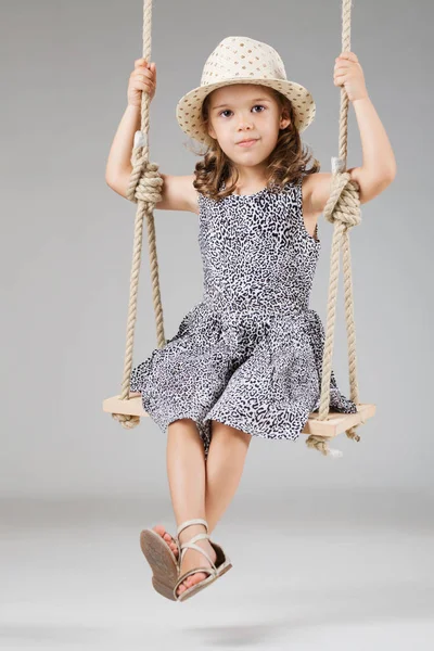Маленькая девочка на качелях — стоковое фото