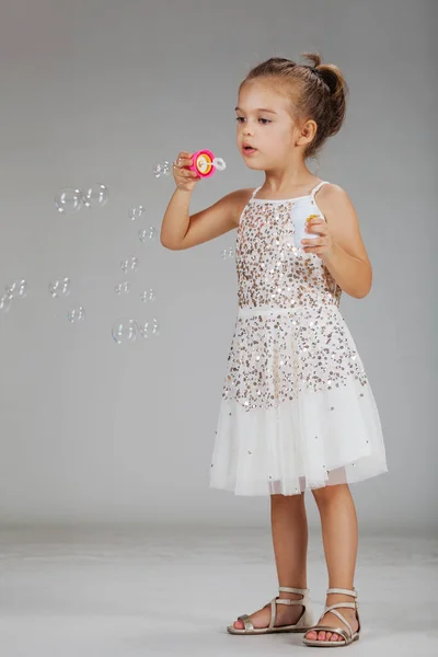 Petite fille avec des ballons en mousse — Photo