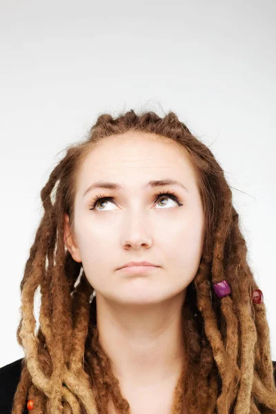 Flicka med dreadlocks porträtt — Stockfoto